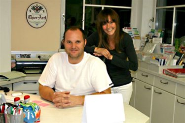 Tierarzt Dr. Planner mit Assistentin